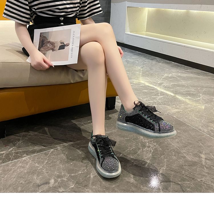 Fashion Fusion: High-End Women’s Sneakers Blending Style and Functionality